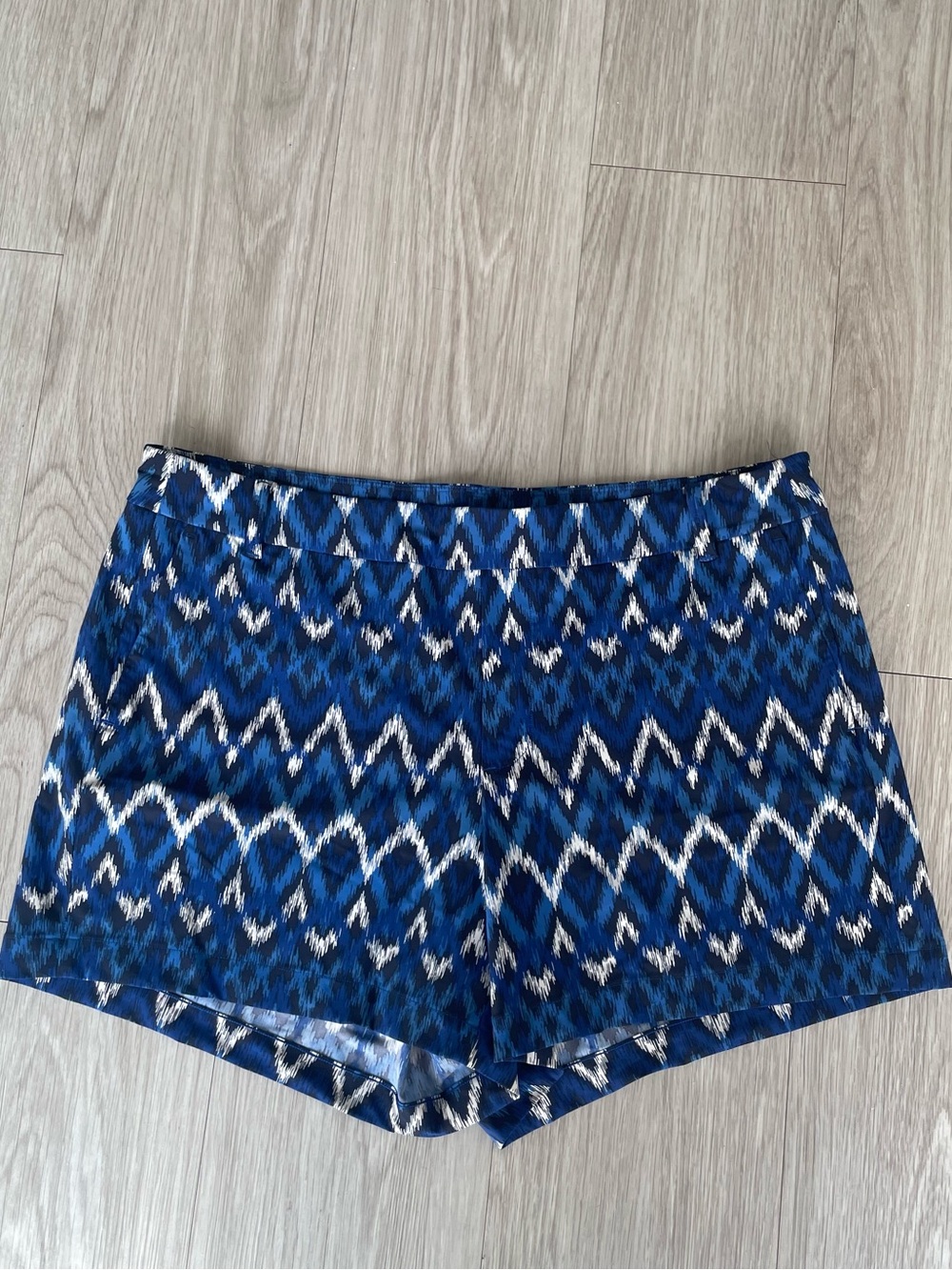 SPANX | NWOT Sunshine Chevron Patterned Women's Shorts